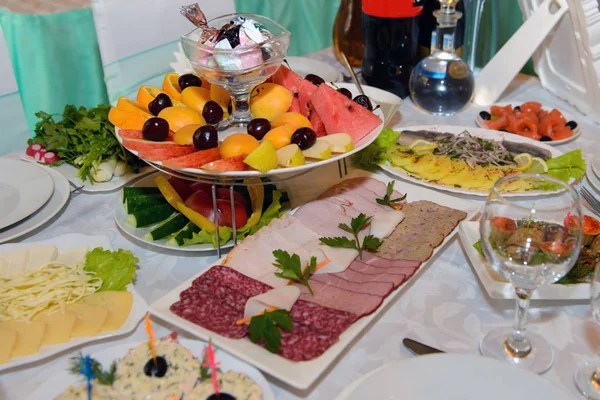 Tafel buffet met voedsel. — Stockfoto