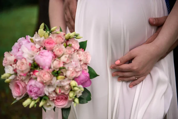 Brudgummen och den gravida bruden. — Stockfoto