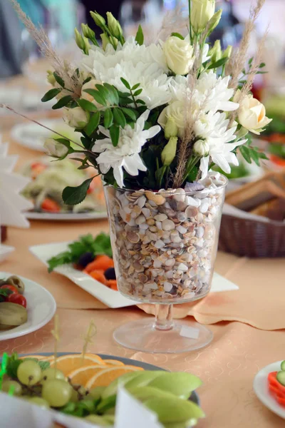 Tafel geserveerd met eten en bestek. — Stockfoto