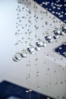 Top cam yönlü asılı konum.