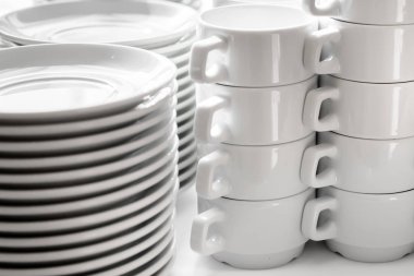 Temiz boş beyaz tabak ve bardaklar.