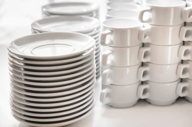 Temiz boş beyaz tabak ve bardaklar.