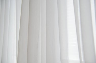 Arka plan beyaz kumaş perde penceresinde.