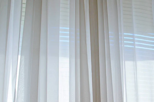 Bakgrund av vit duk gardiner i fönstret. — Stockfoto