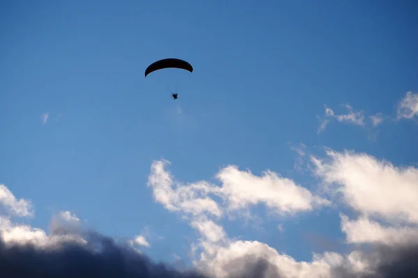 Parapendio Vola Nei Cieli Tempestosi Aliante Aereo Leggero Piani Aria — Foto Stock