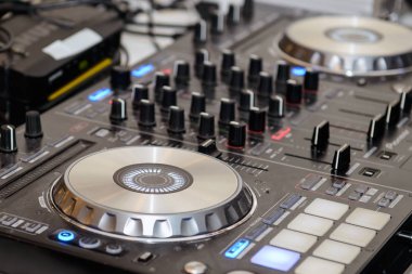 Partide DJ müzik karıştırıcı.