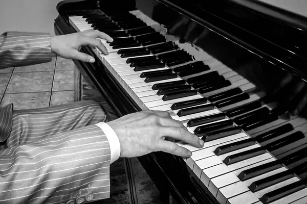 Руки старого пианиста . — стоковое фото