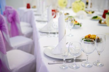 Yiyecek için masada Restoran gereçler.