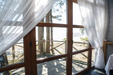 Hassas beyaz clothon penceresinin arka plan.