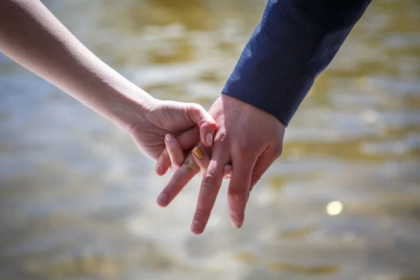 Hand in hand the lovers. — Stock Photo, Image