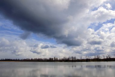 Sudaki bulutların yansıması.