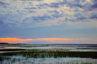 Bay üzerinde pastoral akşam.