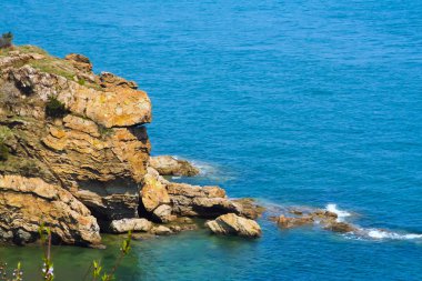 Deniz vahşi kayalar yükselişi.