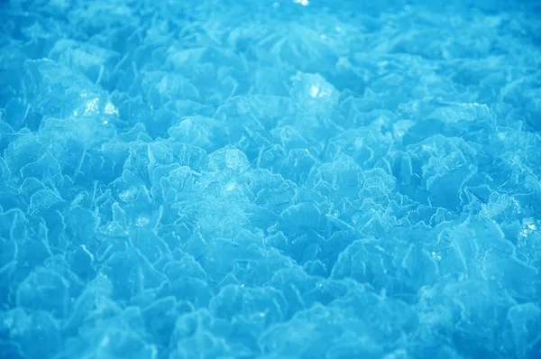 冰层中冻结的水固体晶体的宏观背景. — 图库照片