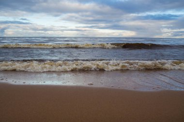 Gün batımında fırtınalı denizde dalga.