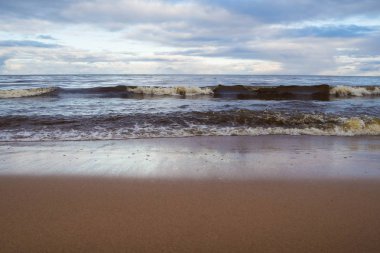 Gün batımında fırtınalı denizde dalga.