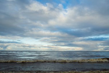 Gün batımında fırtınalı denizde dalga.