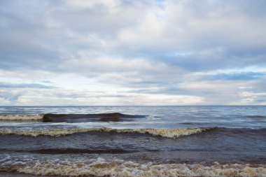 Gün batımında fırtınalı denizde dalga.