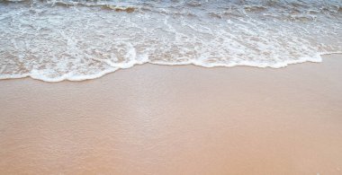 Gün batımında fırtınalı denizde dalga.