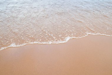 Gün batımında fırtınalı denizde dalga.