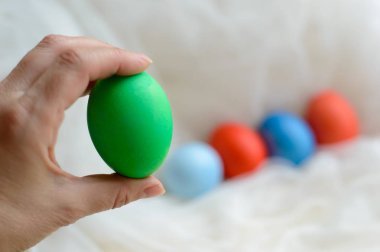 Renkli renkli yumurta Paskalya için el.