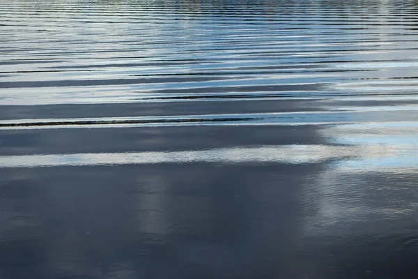 Fundo de água com ondas lisas . — Fotografia de Stock