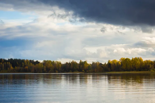 Herbstlandschaft des idyllischen Herbstes. — Stockfoto