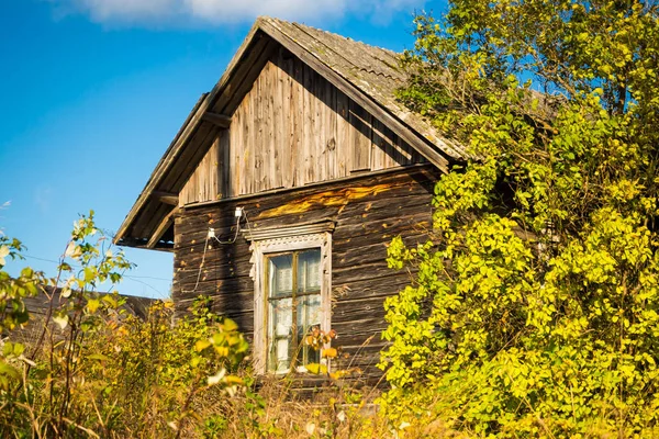 Old North wooden house in the fall. — Stock Photo, Image