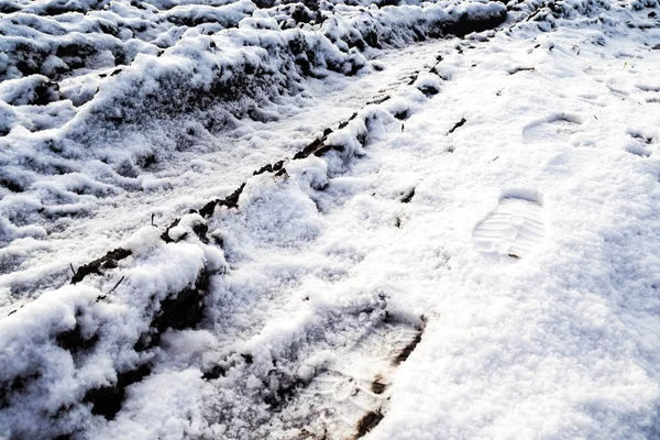 Pista de tierra del coche en un mal camino en el invierno . — Foto de Stock