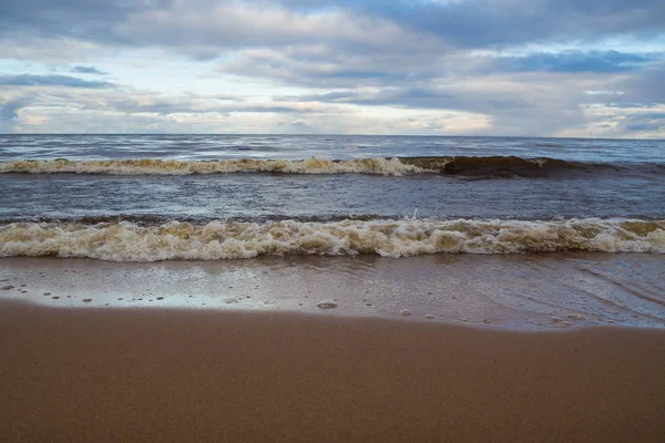 Gün batımında fırtınalı denizde dalga.