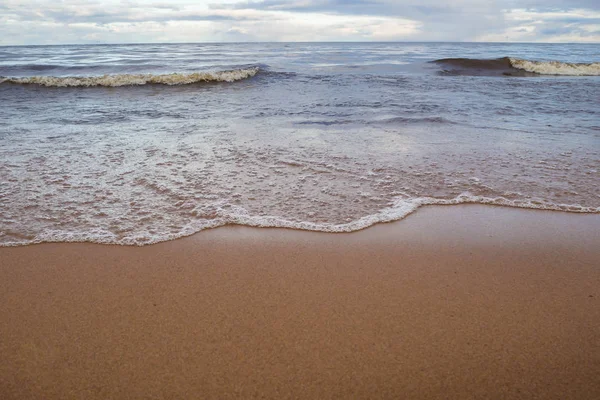 Onda do mar tempestuosa ao pôr do sol . — Fotografia de Stock