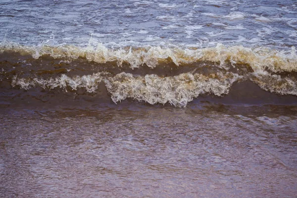 Onda do mar tempestuosa ao pôr do sol . — Fotografia de Stock