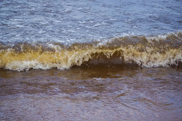 Onda del mare tempestosa al tramonto . — Foto Stock