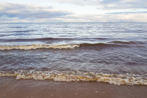 Gün batımında fırtınalı denizde dalga.