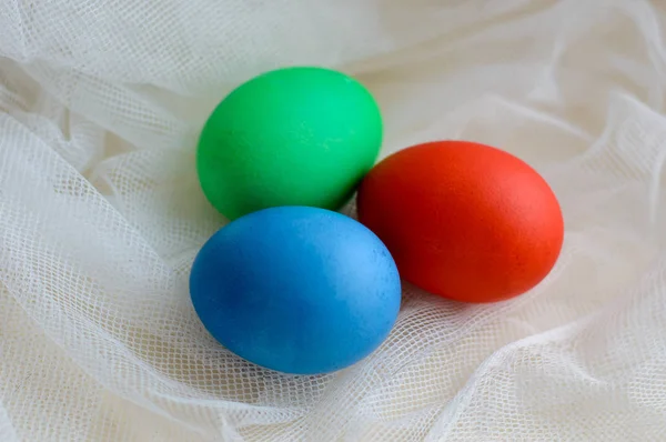 Цветные яйца цветные на Пасху для кружева . — стоковое фото