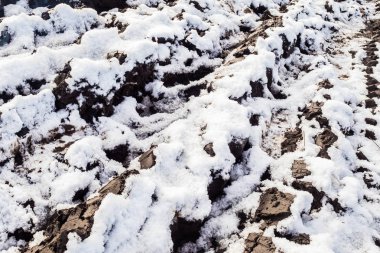 Araba yere izlemek kötü bir yolda kışın.