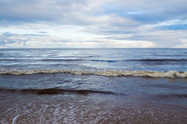 Gün batımında fırtınalı denizde dalga.