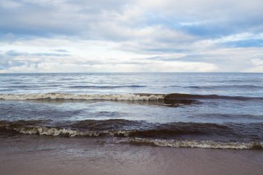 Gün batımında fırtınalı denizde dalga.