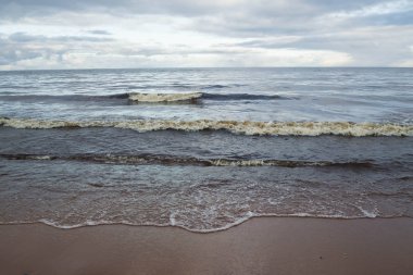 Gün batımında fırtınalı denizde dalga.