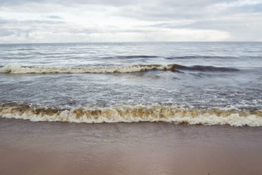 Gün batımında fırtınalı denizde dalga.