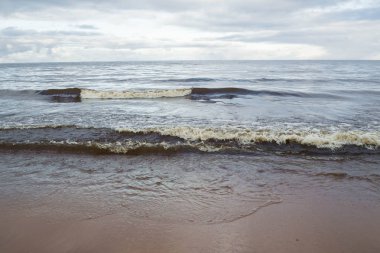 Gün batımında fırtınalı denizde dalga.