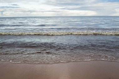 Gün batımında fırtınalı denizde dalga.