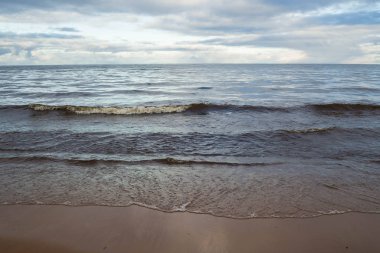 Gün batımında fırtınalı denizde dalga.