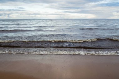 Gün batımında fırtınalı denizde dalga.
