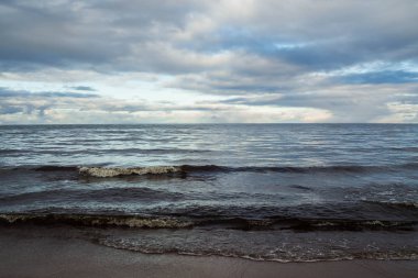 Gün batımında fırtınalı denizde dalga.