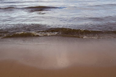 Gün batımında fırtınalı denizde dalga.