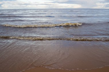 Gün batımında fırtınalı denizde dalga.