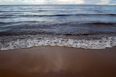 Gün batımında fırtınalı denizde dalga.
