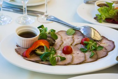 Gıda ile tablo restoranda beyaz masa örtüsü üzerinde servis.