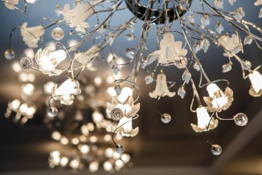 Bir dünya ile avize tavan.